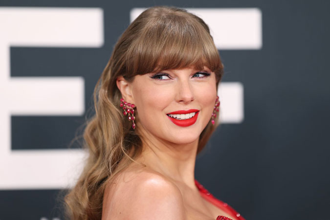 Taylor Swift gives sweet nod to Travis Kelce on girls’ night with Selena Gomez